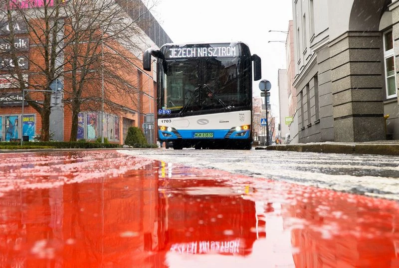 Miejskie autobusy zeroemisyjne czekają na pasażerów w Rybniku